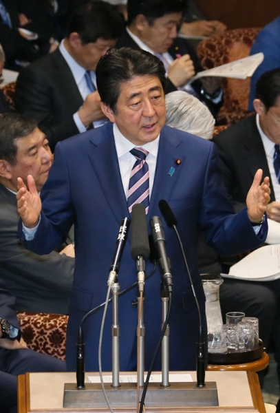 安倍总理出席了参议院预算委员会。