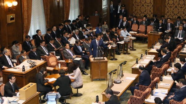 安倍总理出席了参议院预算委员会。