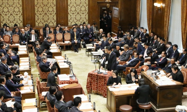 安倍总理出席了众议院预算委员会。