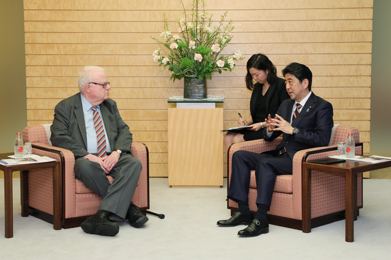 安倍总理在总理大臣官邸接受了参加日美国会议员会议的议员一行的拜会。