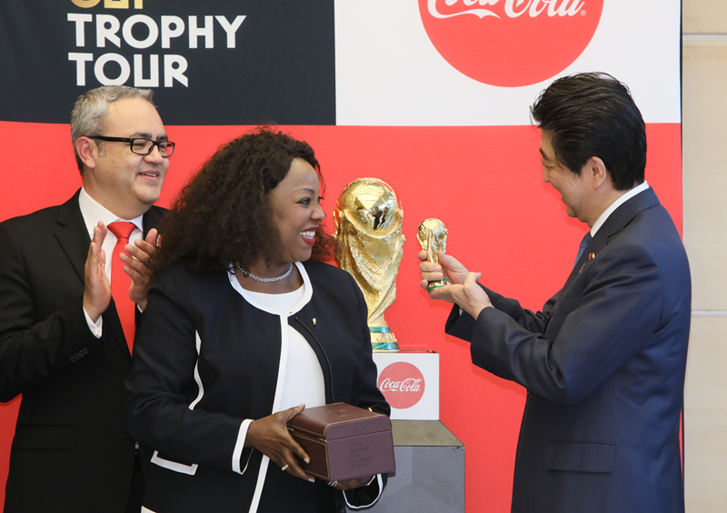 安倍总理在总理大臣官邸接受了国际足联（FIFA）大力神杯环球之旅一行的拜会。