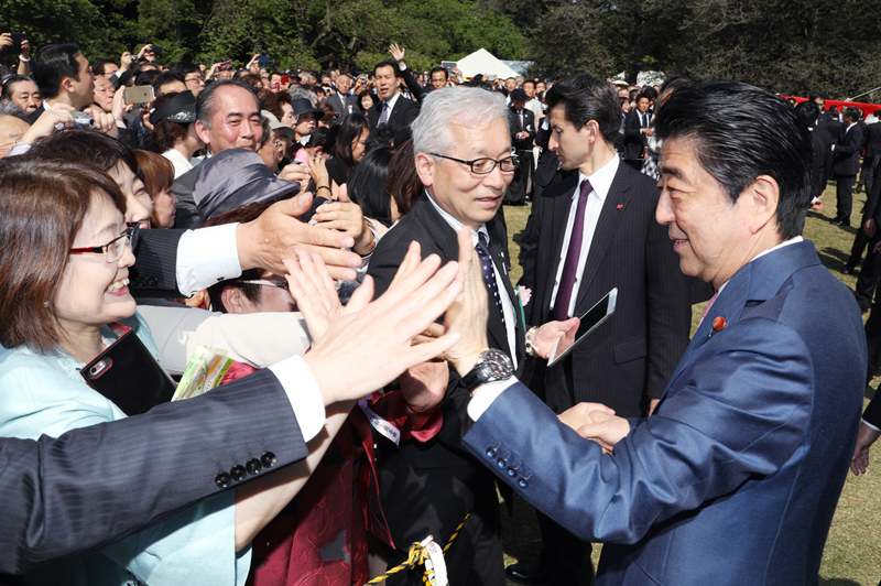 安倍总理在东京都内的新宿御苑举行了赏樱会。