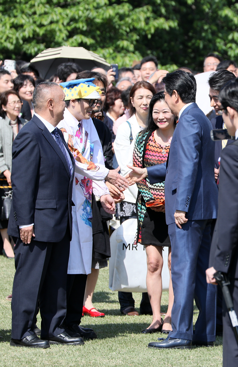 安倍总理在东京都内的新宿御苑举行了赏樱会。