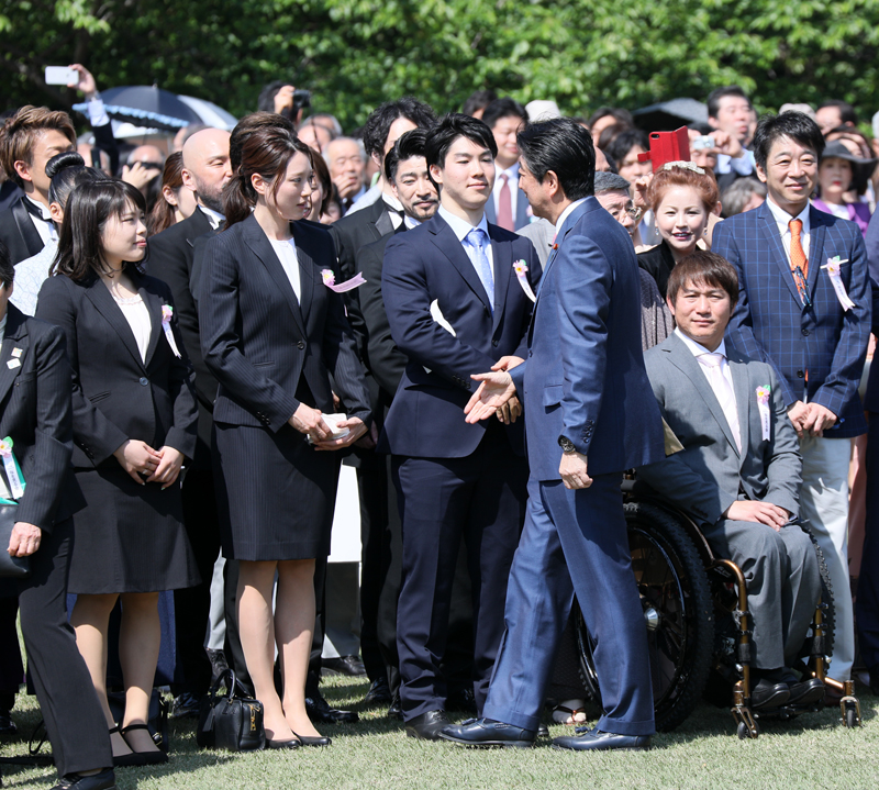 安倍总理在东京都内的新宿御苑举行了赏樱会。