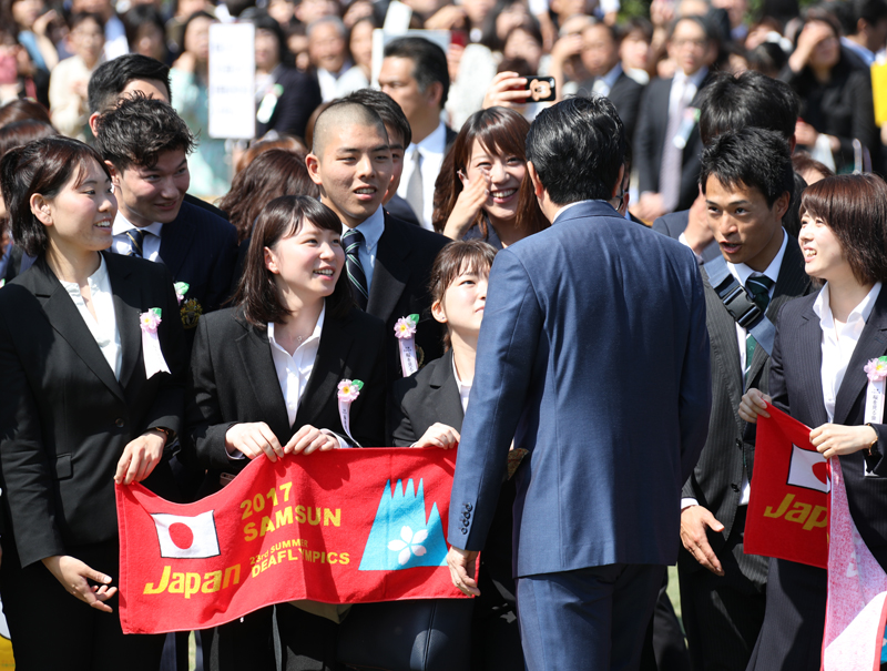 安倍总理在东京都内的新宿御苑举行了赏樱会。