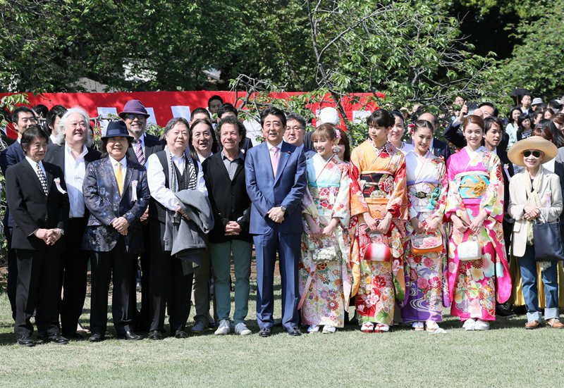 安倍总理在东京都内的新宿御苑举行了赏樱会。