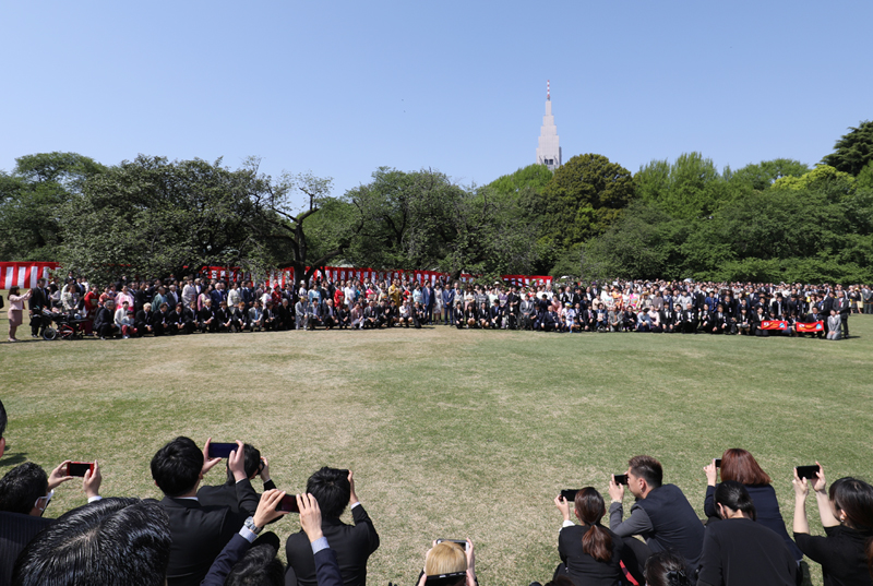 安倍总理在东京都内的新宿御苑举行了赏樱会。