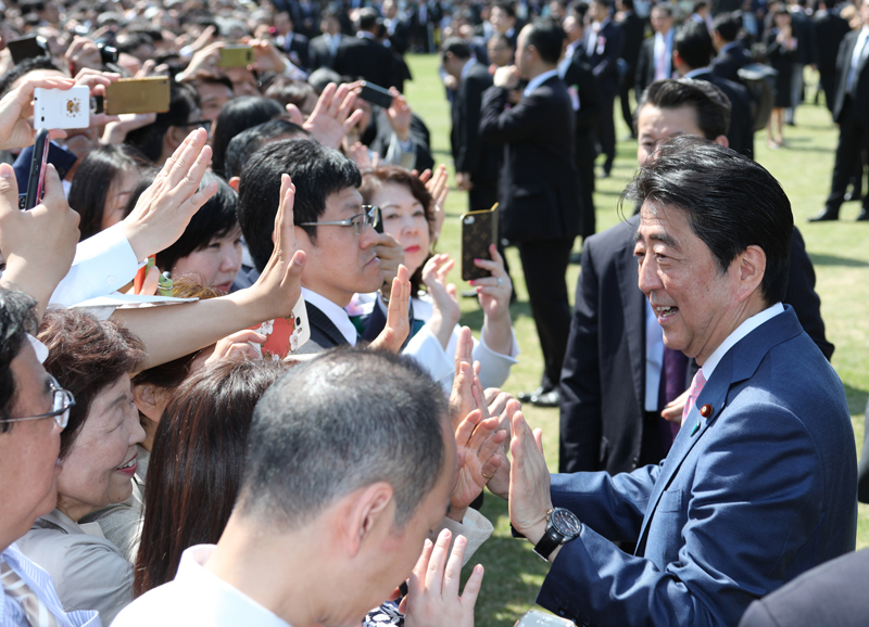 安倍总理在东京都内的新宿御苑举行了赏樱会。