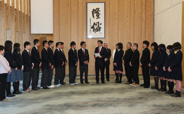 安倍总理在总理大臣官邸接受了福岛县双叶郡的双叶高中及双叶翔阳高中学生的拜访。