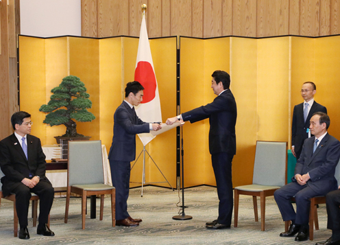 安倍总理在总理大臣官邸举办了赛车手佐藤琢磨的内阁总理大臣表彰仪式，并颁发了表扬状。