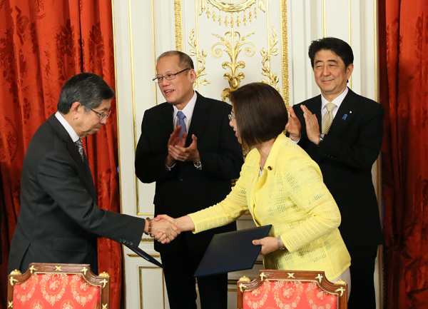 安倍总理在迎宾馆赤坂离宫举行了日本和菲律宾首脑会谈等。