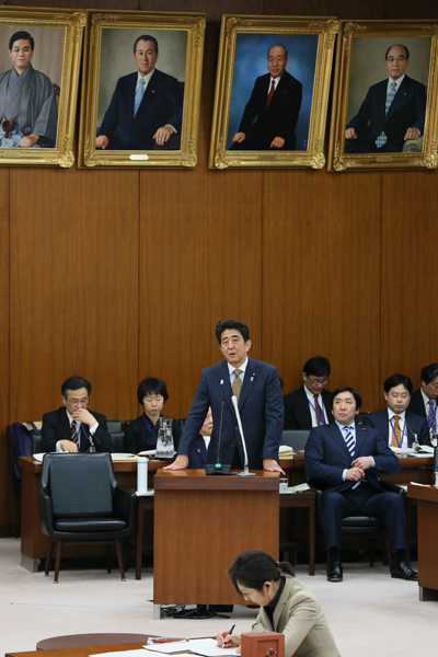 安倍总理上午出席了众议院预算委员会，下午出席了众议院财政金融委员会，傍晚出席了众议院全体会议。