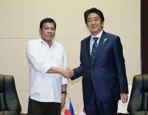 安倍总理为了出席东南亚国家联盟（ASEAN）相关首脑会议等，访问了老挝人民民主共和国的万象。