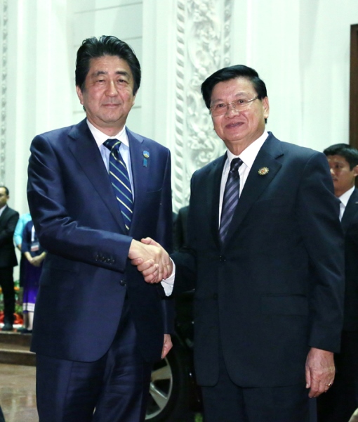 安倍总理为了出席东南亚国家联盟（ASEAN）相关首脑会议等，访问了老挝人民民主共和国的万象。