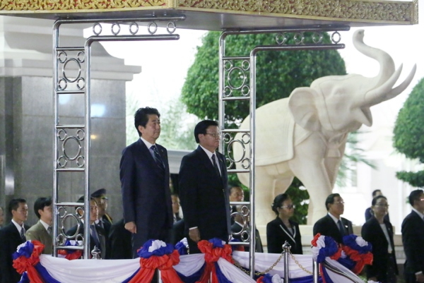 安倍总理为了出席东南亚国家联盟（ASEAN）相关首脑会议等，访问了老挝人民民主共和国的万象。