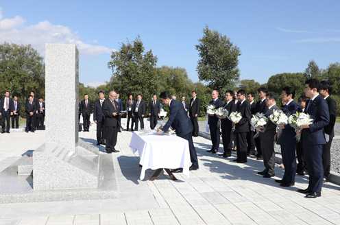 安倍总理为了出席第三届东方经济论坛等，访问了俄罗斯联邦的符拉迪沃斯托克。