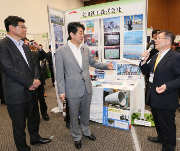 安倍总理出席了在东京都内举行的东日本大地震五周年复兴论坛。