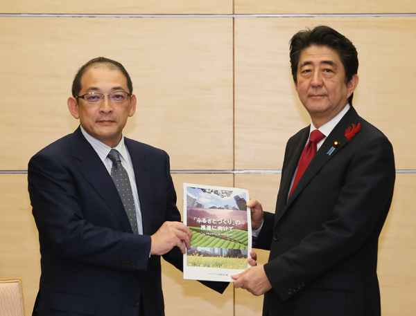 安倍总理在总理大臣官邸接受了故乡建设有识之士会议的小册子（面向“故乡建设”的推进）报告。