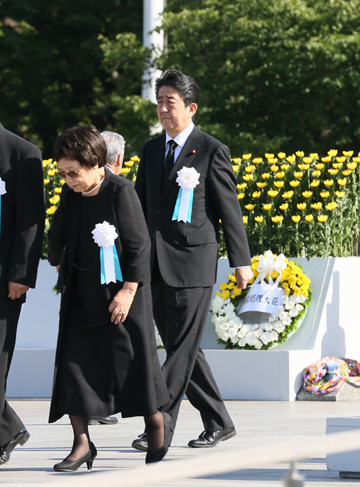 安倍总理出席了在广岛市和平纪念公园举行的广岛市原子弹爆炸遇难者悼念暨和平祈愿仪式。