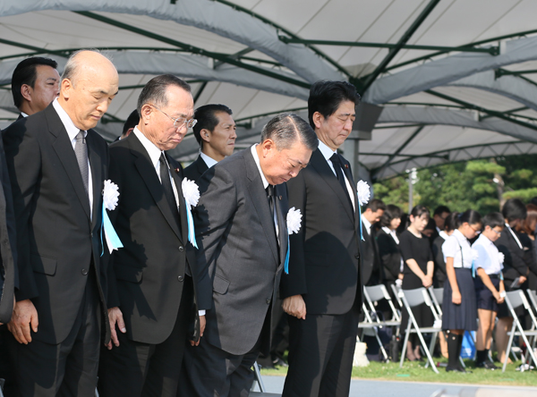 安倍总理出席了在广岛市中区和平纪念公园举行的广岛市原子弹爆炸遇难者悼念暨和平祈愿仪式。