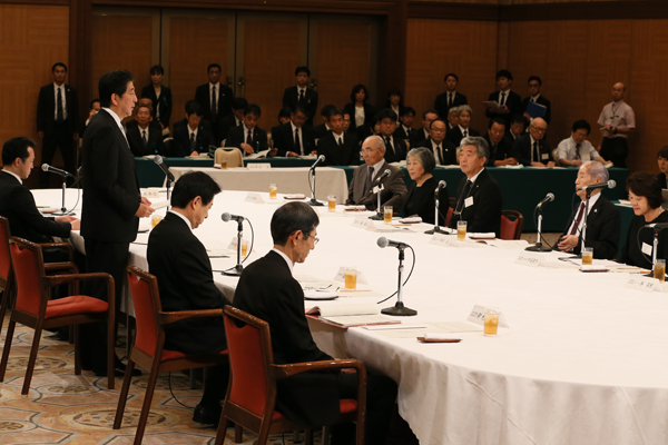 安倍总理出席了在广岛市中区和平纪念公园举行的广岛市原子弹爆炸遇难者悼念暨和平祈愿仪式。