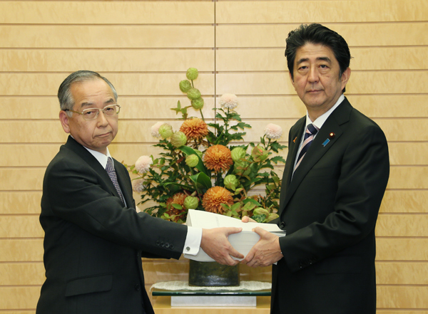 安倍总理在总理大臣官邸接收了日本会计检查院院长河户光彦递交的2014年度决算检查报告。