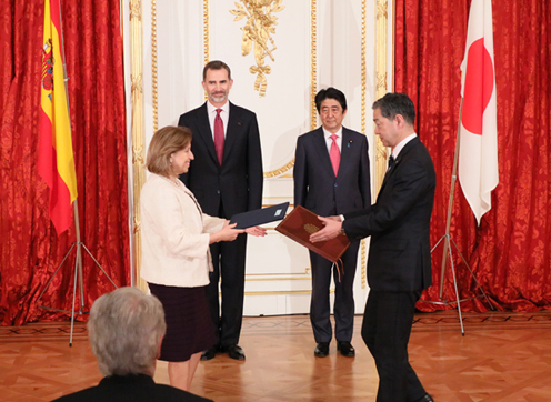 安倍总理在迎宾馆赤坂离宫与西班牙王国费利佩六世国王及莱蒂西亚王妃进行了恳谈等。