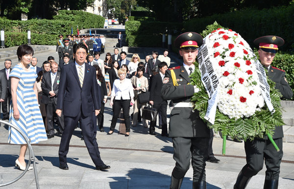 安倍总理访问了乌克兰。