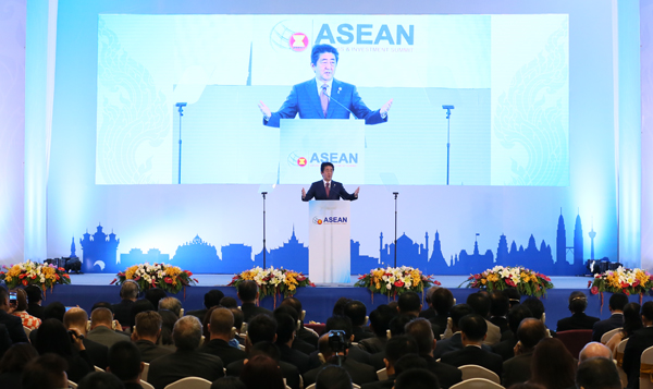 安倍总理为了出席东南亚国家联盟（ASEAN）相关首脑会议等，访问了老挝人民民主共和国的万象。