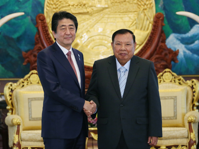 安倍总理为了出席东南亚国家联盟（ASEAN）相关首脑会议等，访问了老挝人民民主共和国的万象。