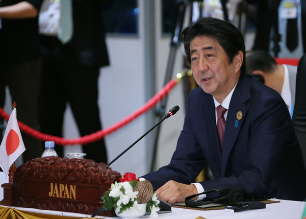 安倍总理为了出席东南亚国家联盟（ASEAN）相关首脑会议等，访问了老挝人民民主共和国的万象。