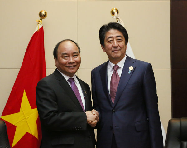 安倍总理为了出席东南亚国家联盟（ASEAN）相关首脑会议等，访问了老挝人民民主共和国的万象。