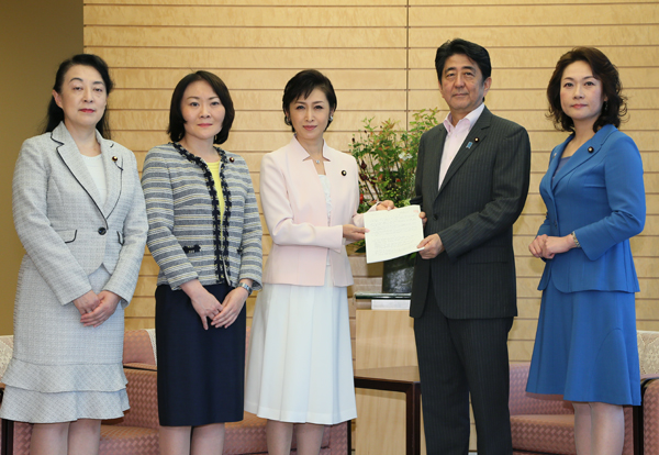 安倍总理在总理大臣官邸接受了自由民主党女性局递交的“女性局关于健康的提议书”。