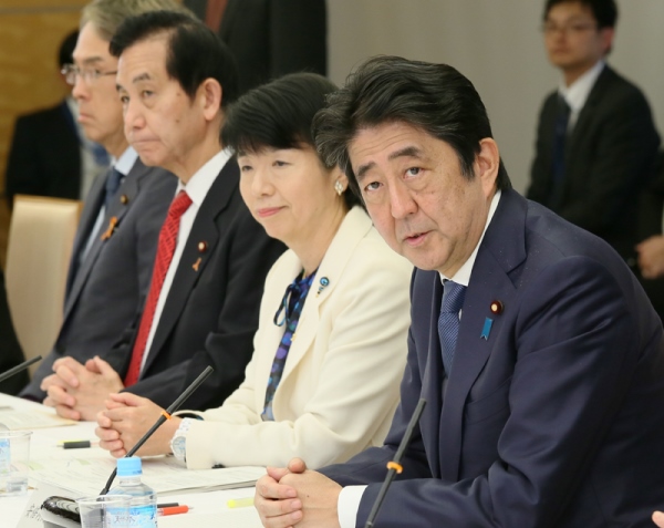 安倍总理在总理大臣官邸出席了第4次规制改革推进会议。