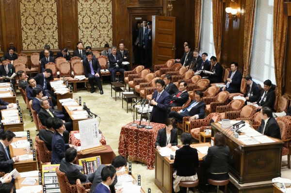 安倍总理出席了众议院预算委员会。