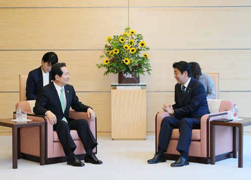 安倍总理在总理大臣官邸接受了大韩民国国会议长丁世均一行的拜会。