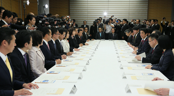 在今天的内阁会议上，决定了第97代安倍总理首届改造内阁的大臣政务官。