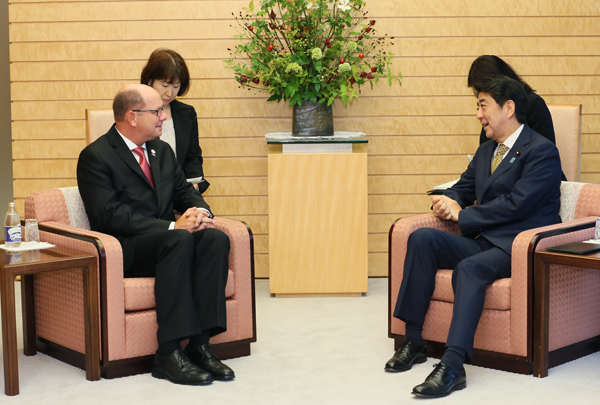 安倍总理在总理大臣官邸接受了瑞典议会议长阿林一行的拜会。