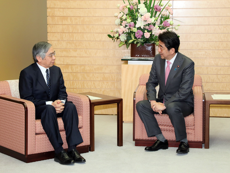 2018年4月9日，在日本银行总裁黑田东彦连任之际，安倍总理在总理大臣官邸与其举行了会谈。