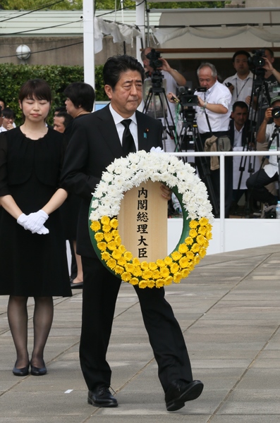 安倍总理出席了在长崎市和平公园举行的长崎市原子弹爆炸遇难者悼念暨和平祈愿仪式。