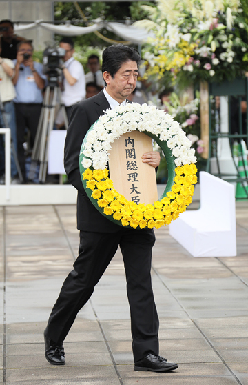 安倍总理出席了在长崎市和平公园举行的长崎市原子弹爆炸遇难者悼念暨和平祈愿仪式。