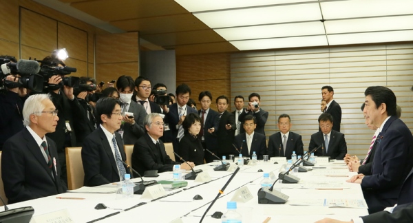 安倍总理在总理大臣官邸召开了第25次国家战略特别区域咨询会议。