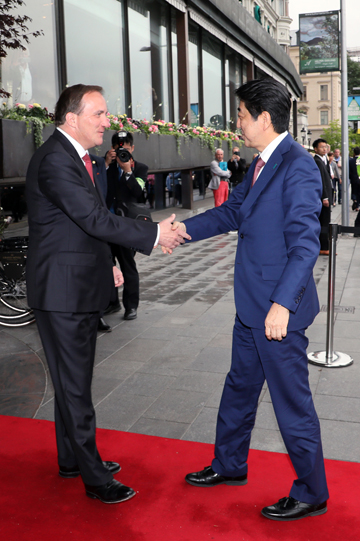 安倍总理访问了瑞典王国的斯德哥尔摩，并与斯特凡·勒文首相出席了晚宴。