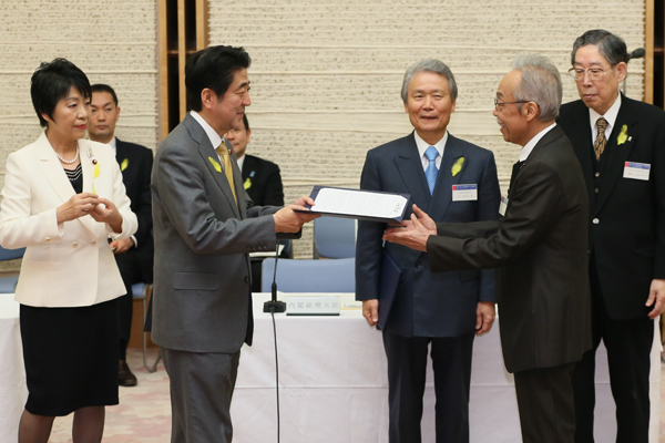 安倍总理在总理大臣官邸出席了第65次“让社会更美好运动”（预防犯罪、创建安心安全社会等）中央推进委员会会议。