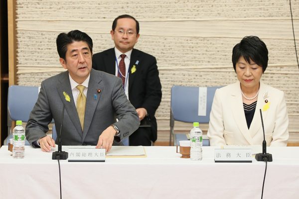 安倍总理在总理大臣官邸出席了第65次“让社会更美好运动”（预防犯罪、创建安心安全社会等）中央推进委员会会议。