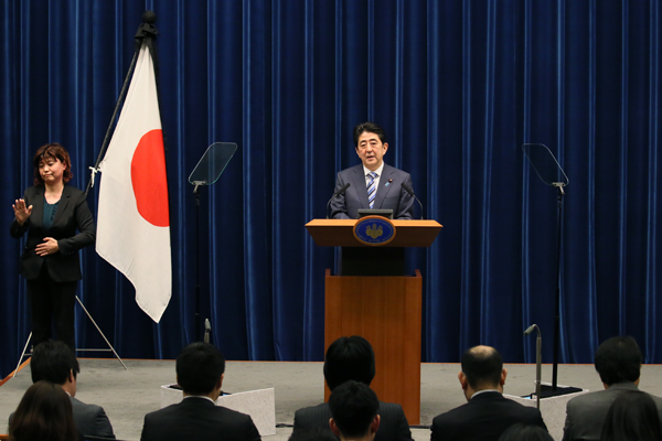 安倍总理在总理大臣官邸举行了记者招待会。