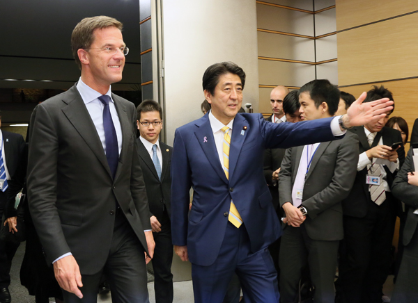 安倍总理在总理大臣官邸与荷兰王国首相马克·吕特举行了首脑会谈等。