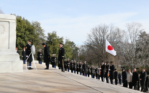 安倍总理在阿灵顿国家公墓默哀