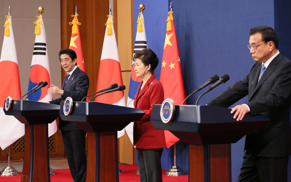 安倍总理出席了在大韩民国的首尔召开的第6届日中韩峰会等。