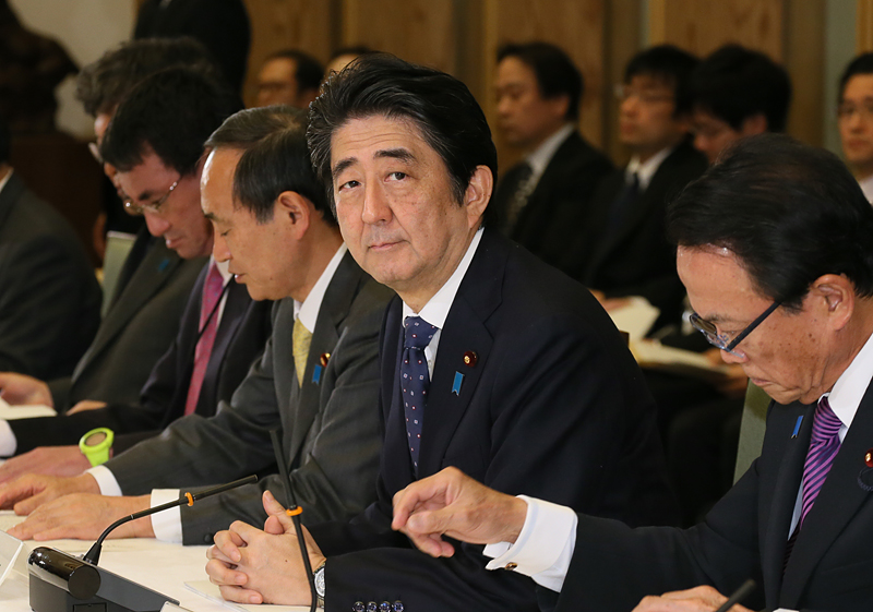 安倍总理在总理大臣官邸出席了有关每月例行经济报告等的相关阁僚会议。